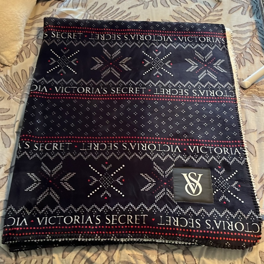 Victoria's Secret Sherpa Blanket - Picture 3 of 4
